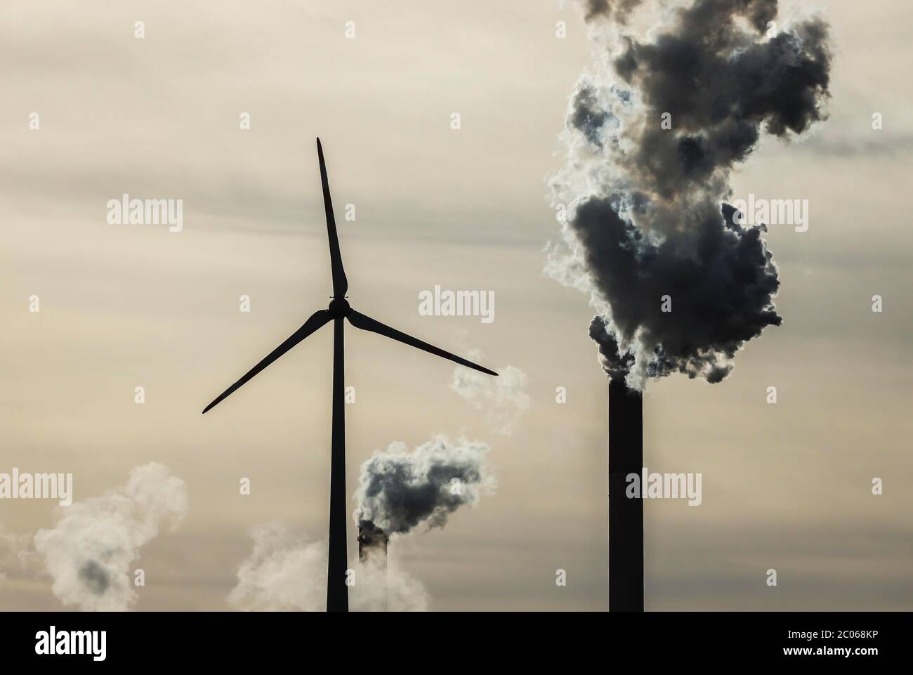 Éolienne et cheminées fumage à la centrale électrique au charbon de l'uniper Scholven, Gelsenkirchen, région de Ruhr, Rhénanie-du-Nord-Westphalie, Allemagne Banque D'Images