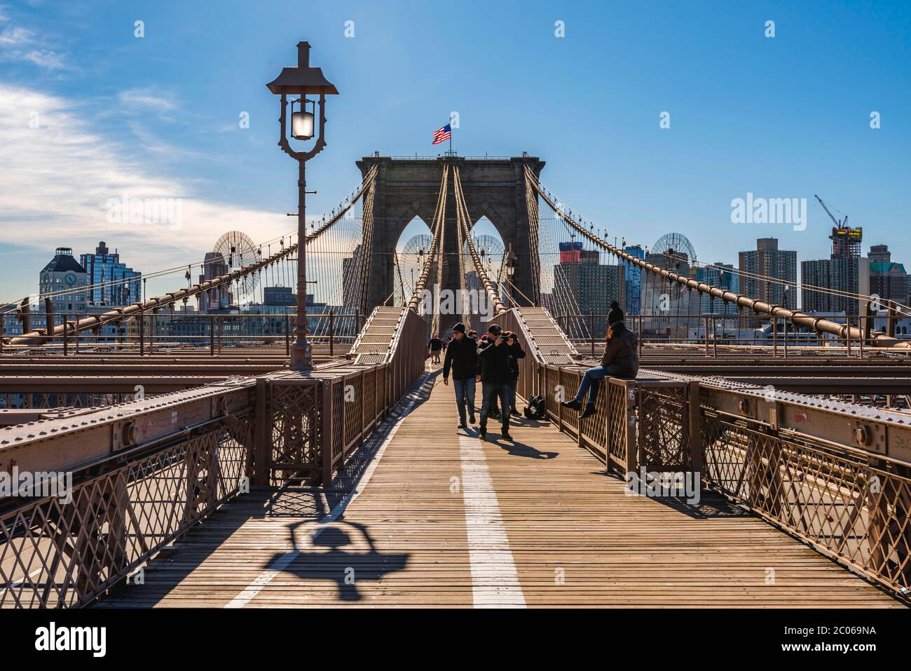 Pont de Brooklyn, arrière gauche Skyline de Lower Manhattan, Manhattan, New York City, New York, États-Unis Banque D'Images