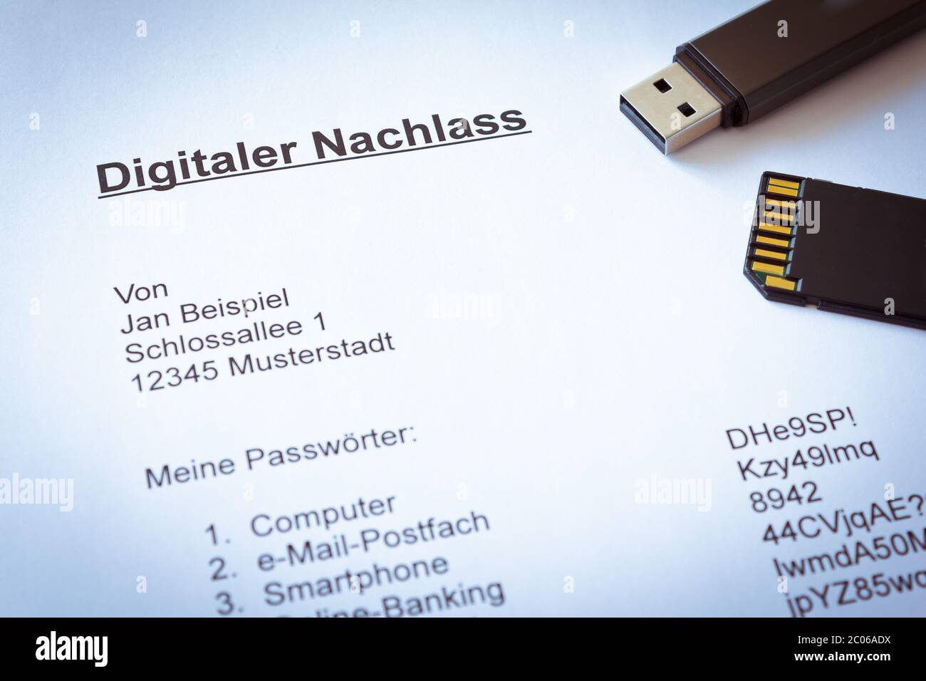 Le numérique allemand reste document avec la clé et la carte mémoire: Digitaler nachlass. Banque D'Images
