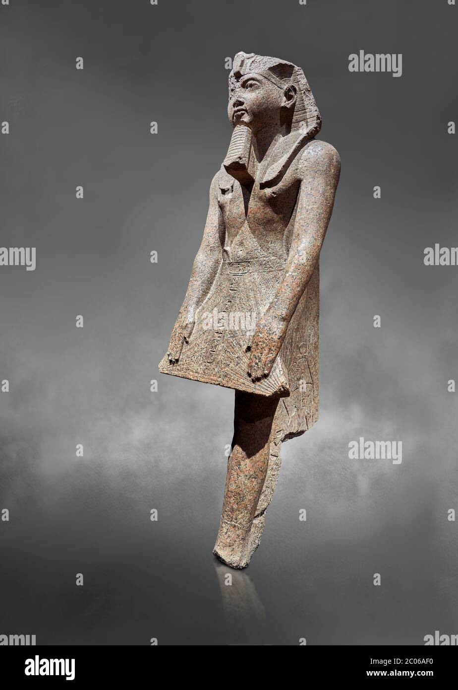 Ancienne statue égyptienne de Ramesses II , granit, Nouveau Royaume, 18e dynastie, (1500-1400 av. J.-C., Karnak, Temple de Mut. Musée égyptien, Turin. Fond gris Banque D'Images