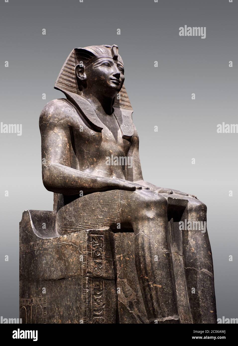 Ancienne statue égyptienne de Tuthmosis II, granodorite, Nouveau Royaume, 18e dynastie, (1479-1425 av. J.-C.), Karnak, Temple d'Amun. Musée égyptien, Turin. Gris Banque D'Images