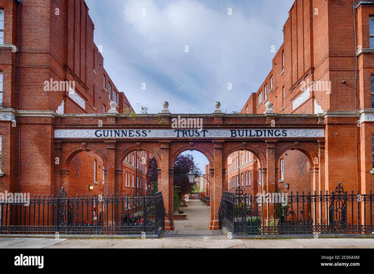 Les bâtiments de Guinness Trust à Snowfields Street à Bermondsey, un bel exemple de logement philanthropique de la fin du XIXe siècle. Banque D'Images