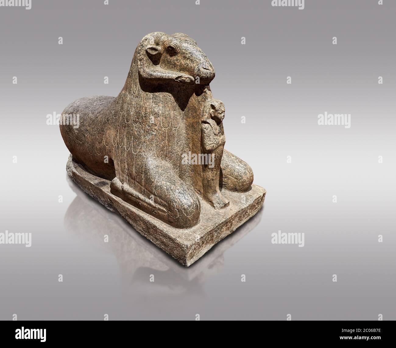 Ancienne statue égyptienne d'un roi de la RAM proytecting Amenhotep III, granit, Nouveau Royaume, début de la 18e dynastie (1390-1353), Karnak, Temple de Mut. Égyptien Banque D'Images