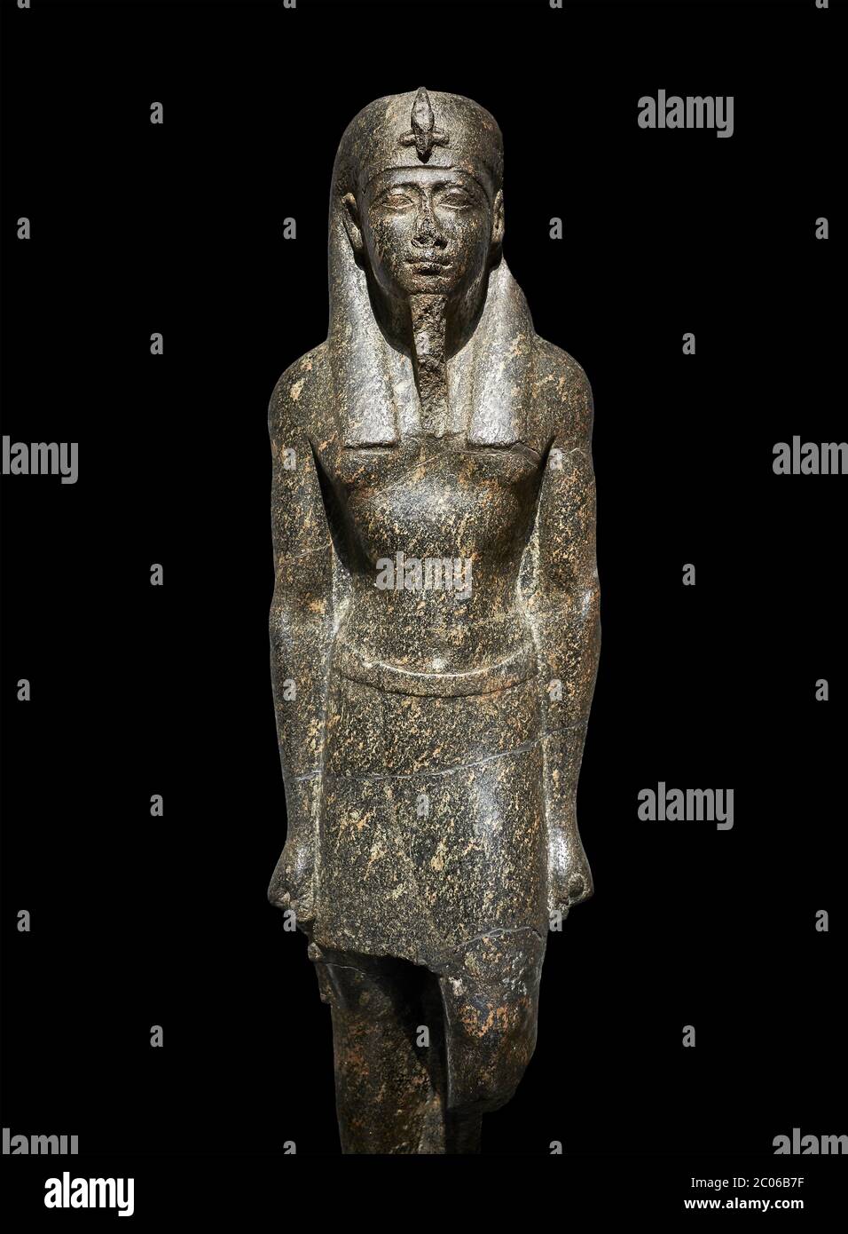 Ancienne statue égyptienne d'un roi ptoléméen dans la régalia pharaonique, granodiorire, période ptoléméenne (332-30BC). Musée égyptien, Turin. Fond noir Banque D'Images
