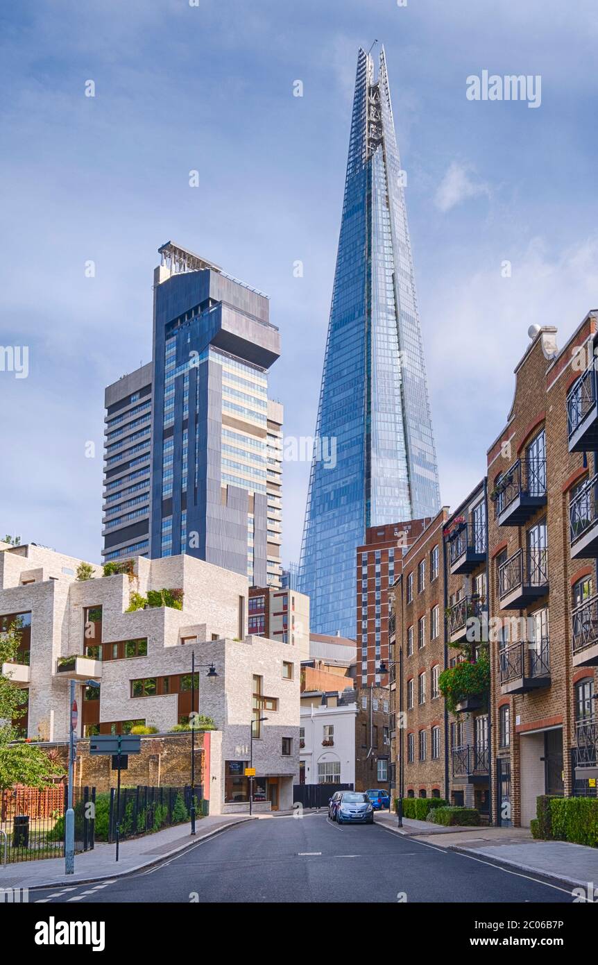 Les imposantes tours de l'hôpital Guys (à gauche) et le Shard (à droite) vu d'une rue résidentielle à Bermondsey, au sud de Londres. Banque D'Images
