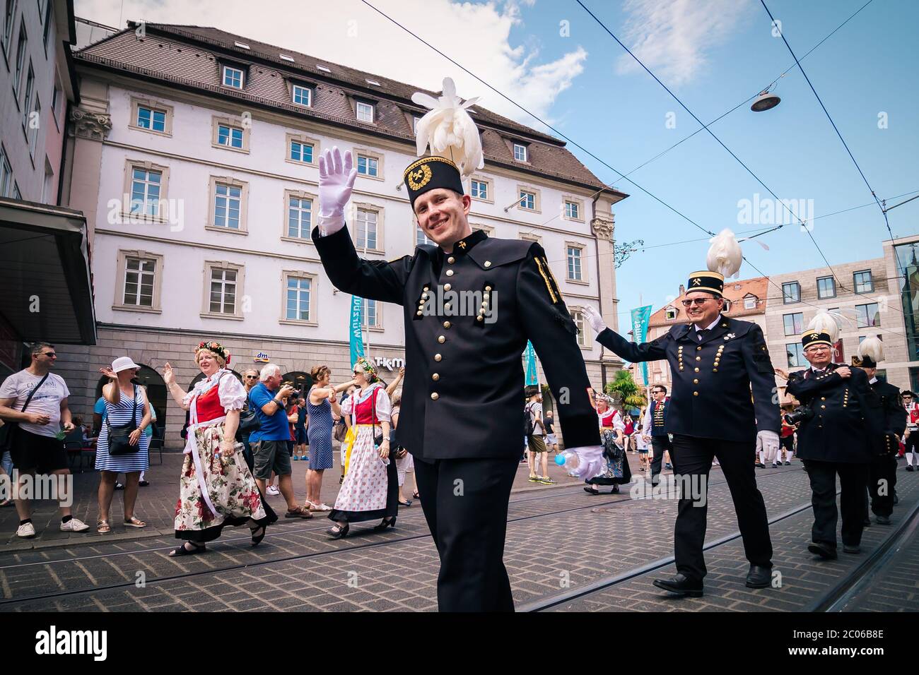 Des personnes d'Oberschlesien présentant les tenues locales traditionnelles lors du défilé d'été. Kiliani est un immense festival folklorique avec de la musique en laiton. Banque D'Images