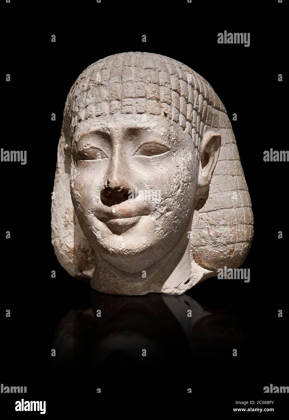 Buste de statue égyptienne antique d'un homme, graywacke, période tardive, (722-322 av. J.-C.), . Musée égyptien, Turin. Fond gris. Ancien fonds. Cat. 3078. Banque D'Images