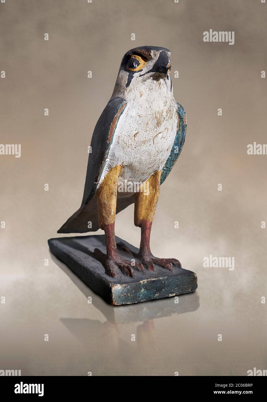 Ancien oiseau de faucon égyptien en bois, période tardive (722-322 av. J.-C.). Musée égyptien, Turin. Les modèles de tombeau en bois étaient une coutume funeraire égyptienne de la Banque D'Images