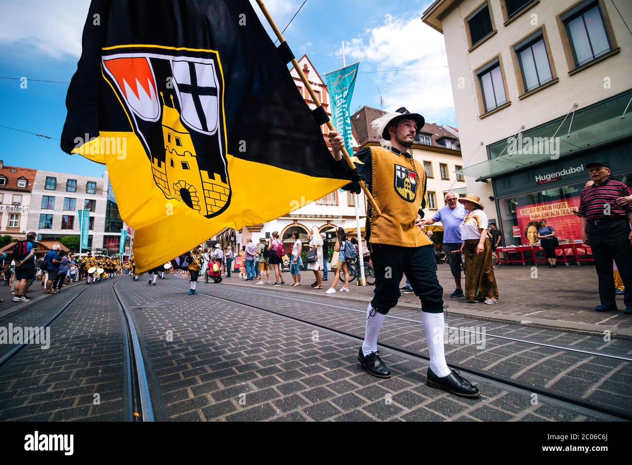 Drapeau ondulant du groupe d'artistes et de musique folklorique traditionnelle appelé Fränkische Herolde Neubrunn avec un énorme drapeau à la parade d'ouverture de Kiliani. Banque D'Images