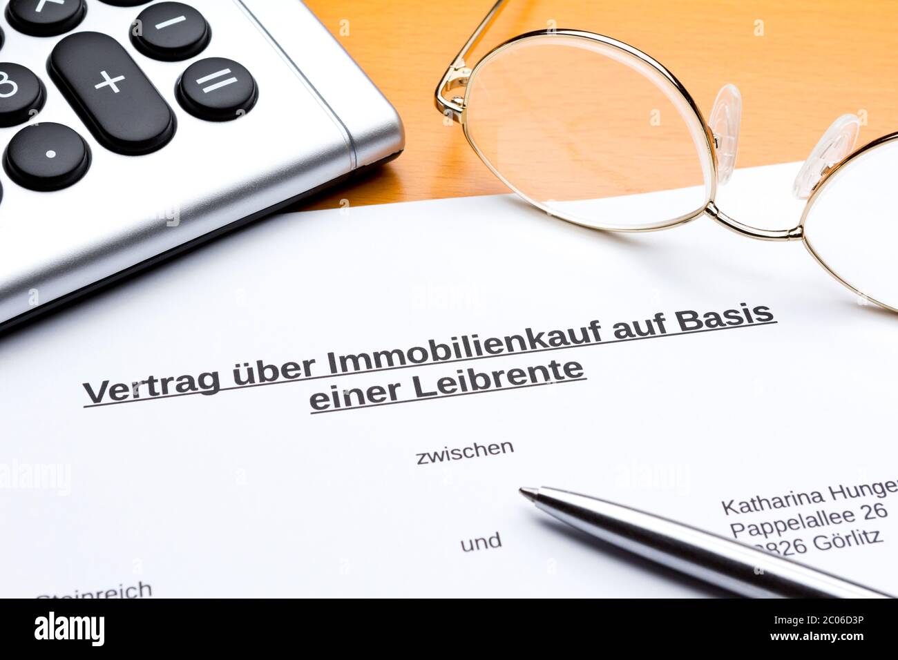 Contrat d'achat immobilier avec droit de séjour à vie en allemand: immobilien leirente. Banque D'Images