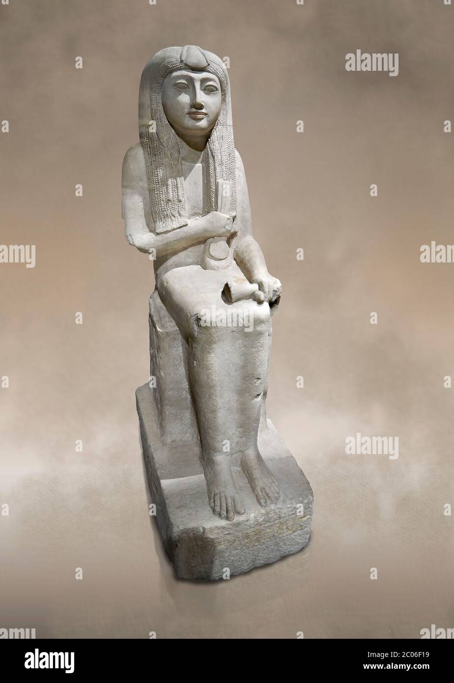 Ancienne statue égyptienne de Hel, calcaire, Nouveau Royaume, fin de la 18e dynastie, (1320-1280 av. J.-C.), Saqqara. Musée égyptien, Turin. Les femmes sont assises sur un Banque D'Images