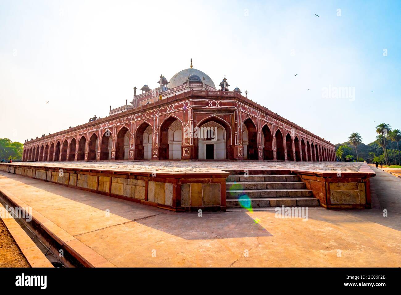 Vue royale du premier jardin-tombe sur le sous-continent indien à New Delhi, Inde, Asie. Le Tomb est un excellent exemple d'architecture perse. Banque D'Images