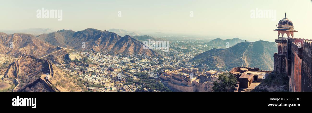 Jaipur dans les collines d'Aravalii, large panorama, Inde. Banque D'Images