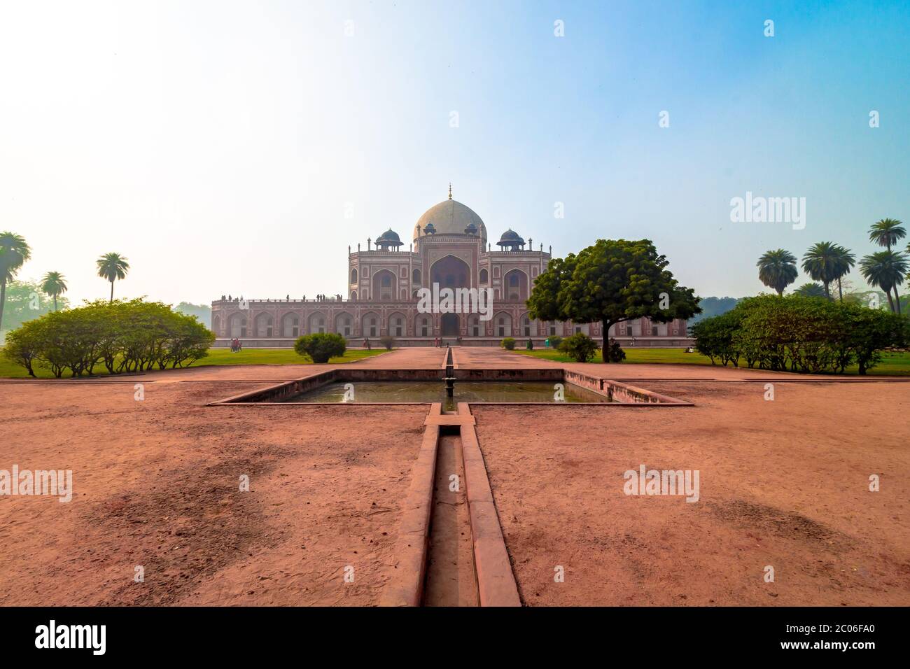 Vue royale du premier jardin-tombe sur le sous-continent indien à New Delhi, Inde, Asie. Le Tomb est un excellent exemple d'architecture perse. Banque D'Images