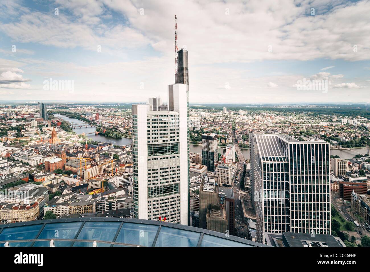 Panorama de l'antenne du centre-ville de Francfort avec des gratte-ciel et la rivière Main, vue depuis la tour principale, Frankfurt am Main, Allemagne Banque D'Images