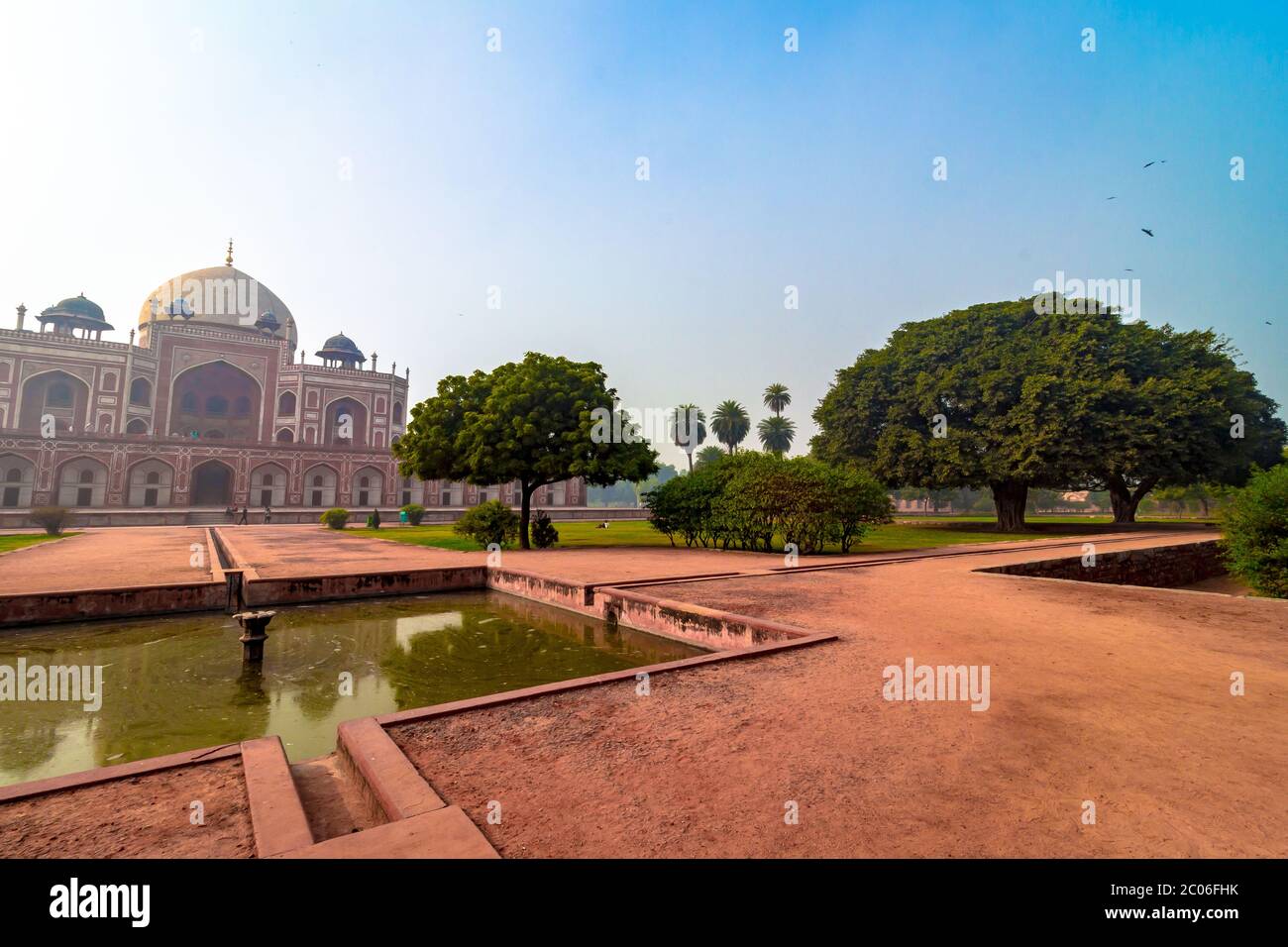 Vue royale du premier jardin-tombe sur le sous-continent indien à New Delhi, Inde, Asie. Le Tomb est un excellent exemple d'architecture perse. Banque D'Images