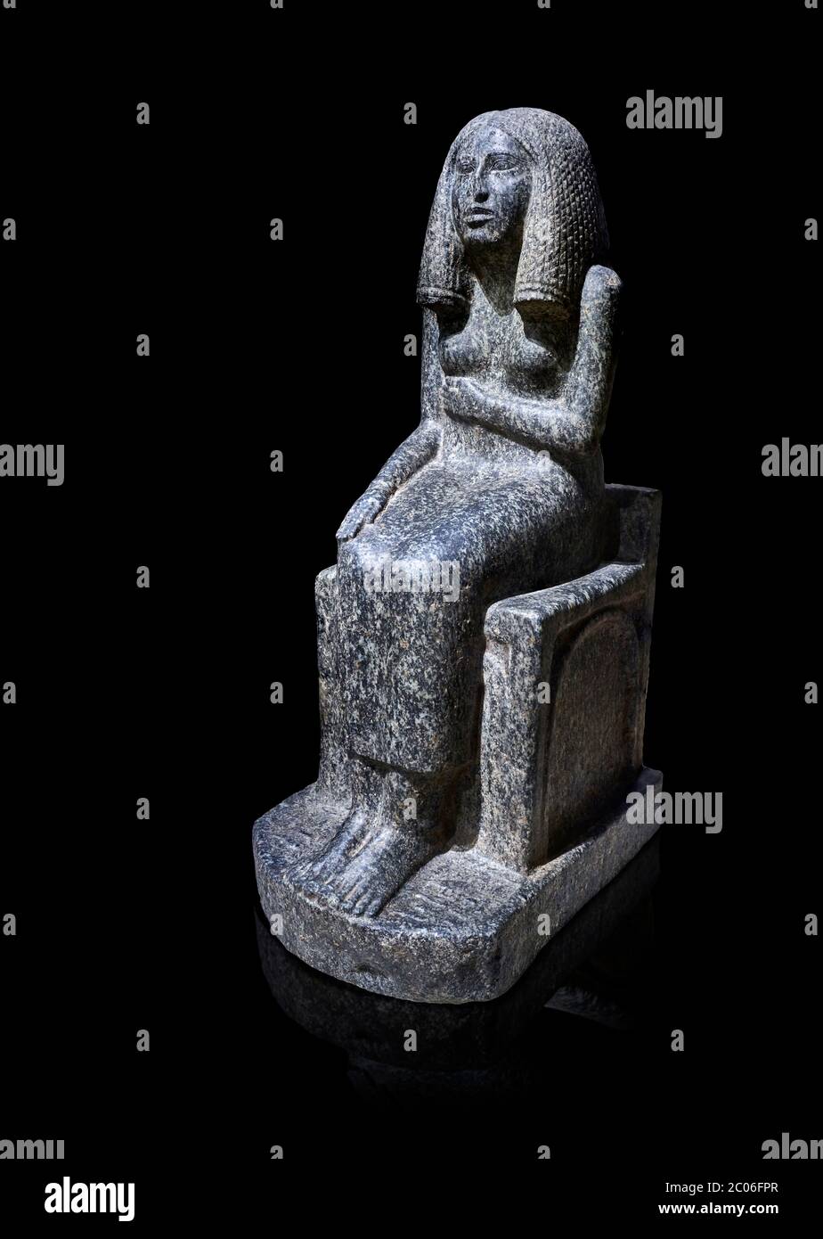 Ancienne statue égyptienne de la princesse Redji, grandiorite, Saqqara, ancien Royaume, 3e dynastie (2592-2543 av. J.-C.). Musée égyptien, Turin. Fond noir. TH Banque D'Images
