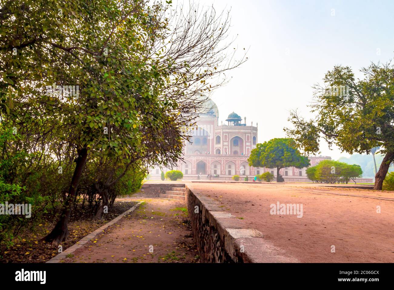 Vue royale du premier jardin-tombe sur le sous-continent indien à New Delhi, Inde, Asie. Le Tomb est un excellent exemple d'architecture perse. Banque D'Images
