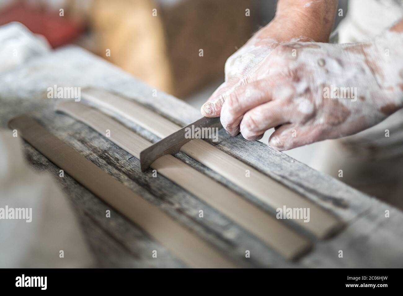 Un céramiste travaillant dans un studio du comté de Kerry, en Irlande. Banque D'Images