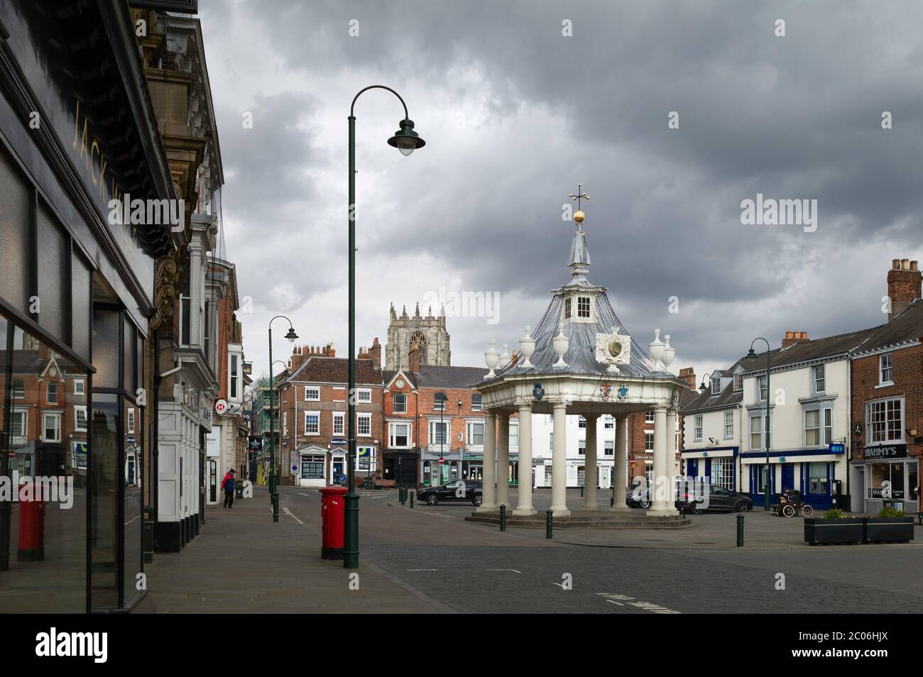 Centre-ville pratiquement déserté pendant la pandémie de Covid avec ciel lourd le 04 avril 2020 à Beverley, Yorkshire, Royaume-Uni. Banque D'Images