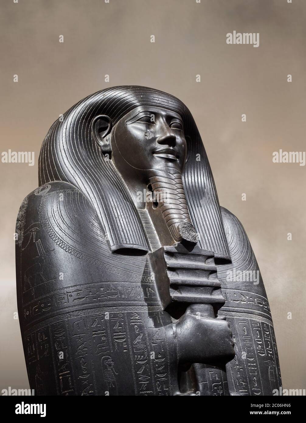 Ancien sarcophage égyptien de graywacke couvercle de Ibi - période tardive, 26e dynastie (664-610BC). Musée égyptien, Turin. Le fond gris Ibi était plus large Banque D'Images
