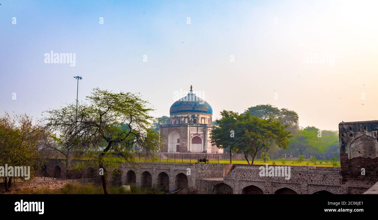 Tombe d'Humayun à New Delhi, Inde - vue majestueuse sur le premier jardin-tombe sur le sous-continent indien. Tombeau est un excellent exemple d'acte persan. Banque D'Images