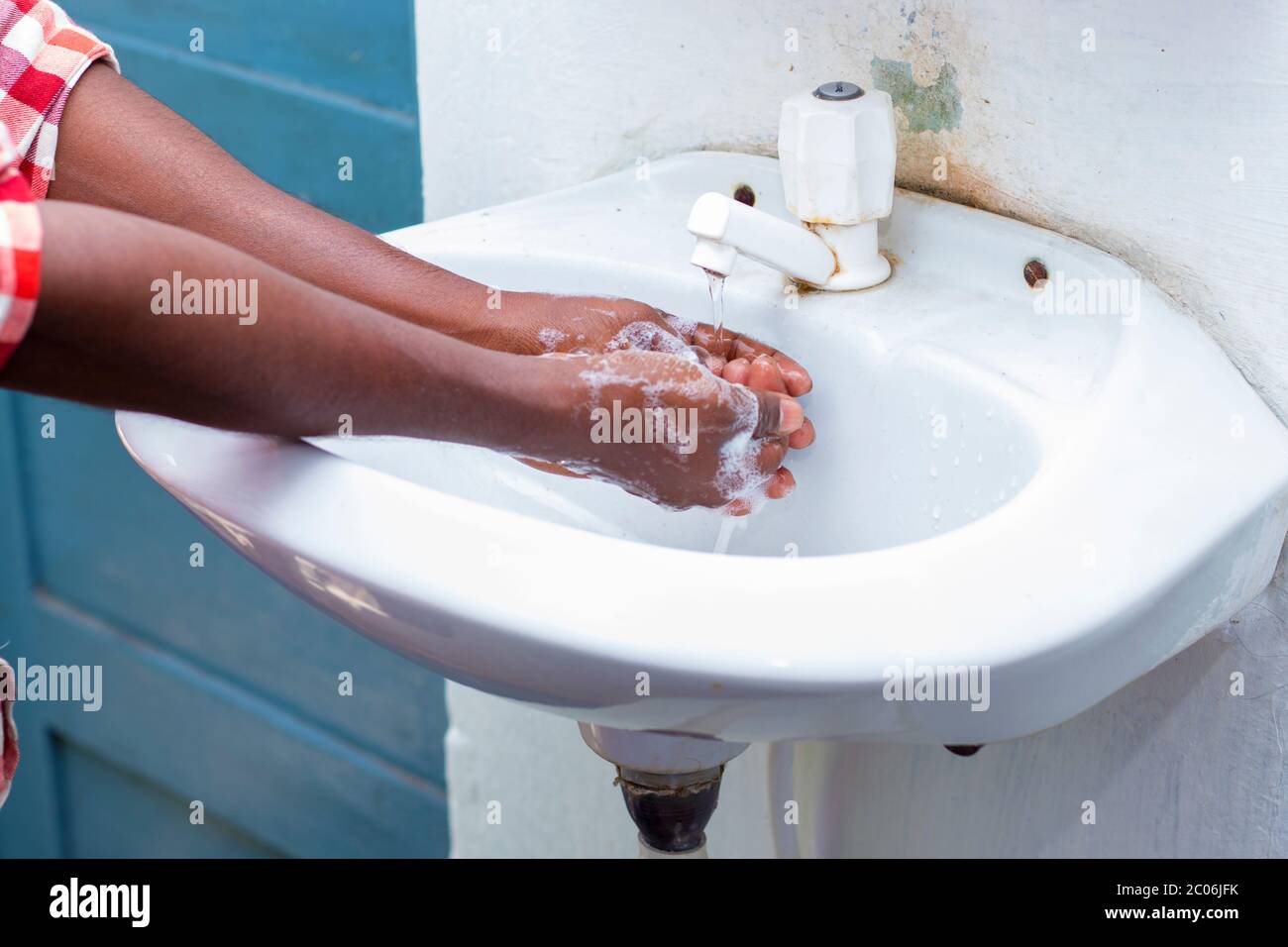 un homme se lavant les mains au savon pour maintenir l'hygiène.restez en bonne santé.évitez les germes et les virus. Banque D'Images