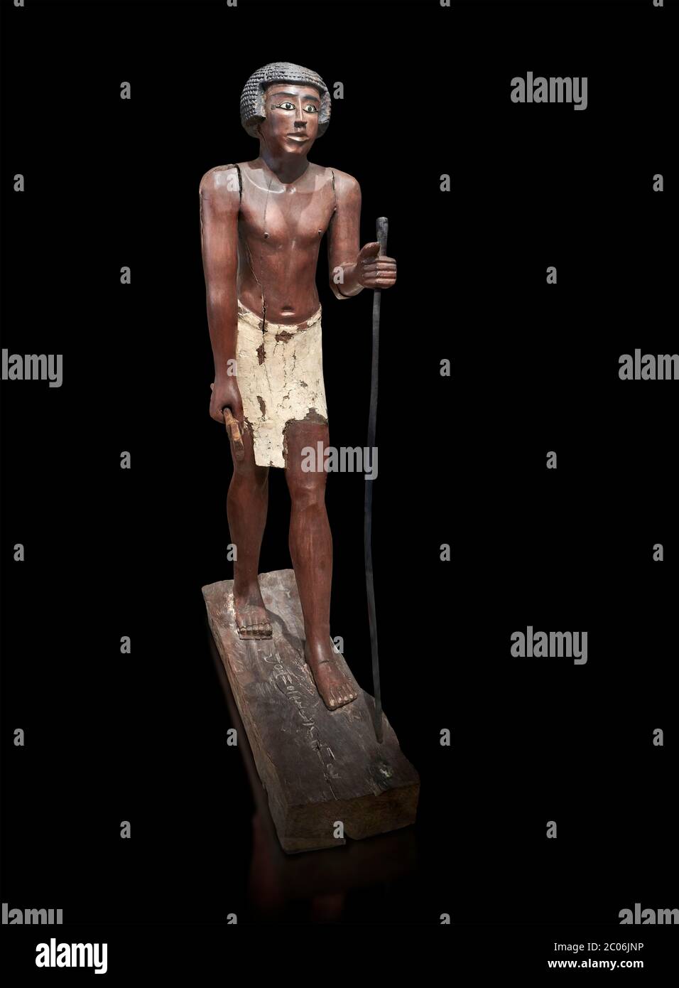 Ancienne statue en bois égyptien de Shemes, Royaume du milieu (1980-1700 av. J.-C.), tombe de Shimes, Asyut. Musée égyptien, Turin. Fond noir dans 1908 po Banque D'Images