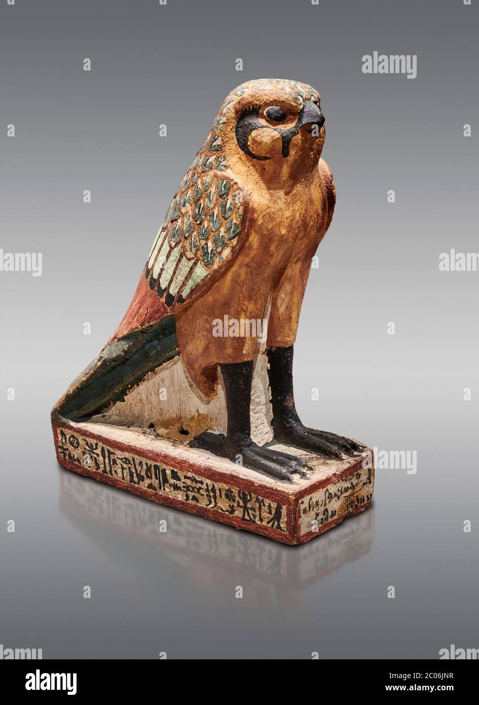 Ancien oiseau de faucon égyptien en bois, période tardive (722-322 av. J.-C.), Musée égyptien, Turin. Cat. 986. Fond gris. Les modèles de tombeau en bois étaient un égyptien Banque D'Images