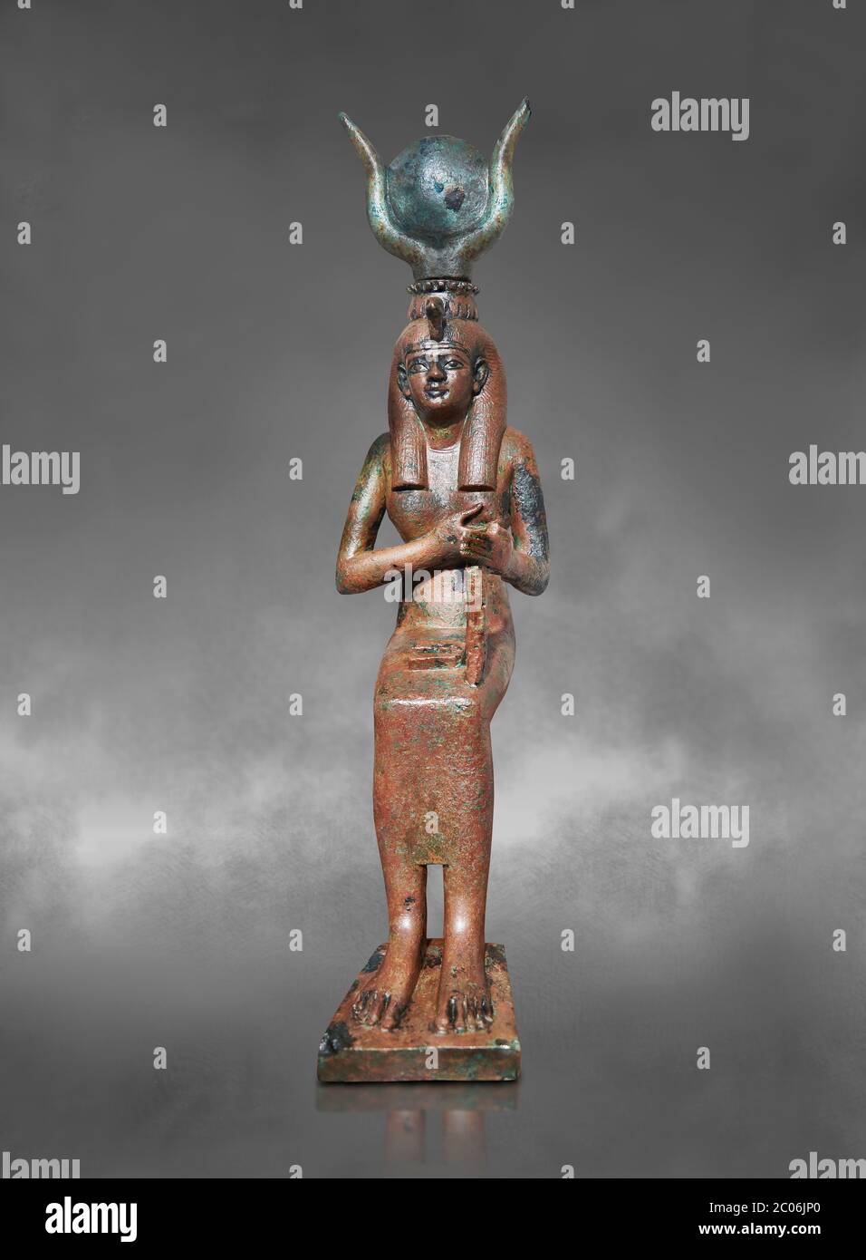 Ancienne statue de bronze égyptien d'Osiris, ancien Royaume. Musée égyptien, Turin. Fond gris. Banque D'Images