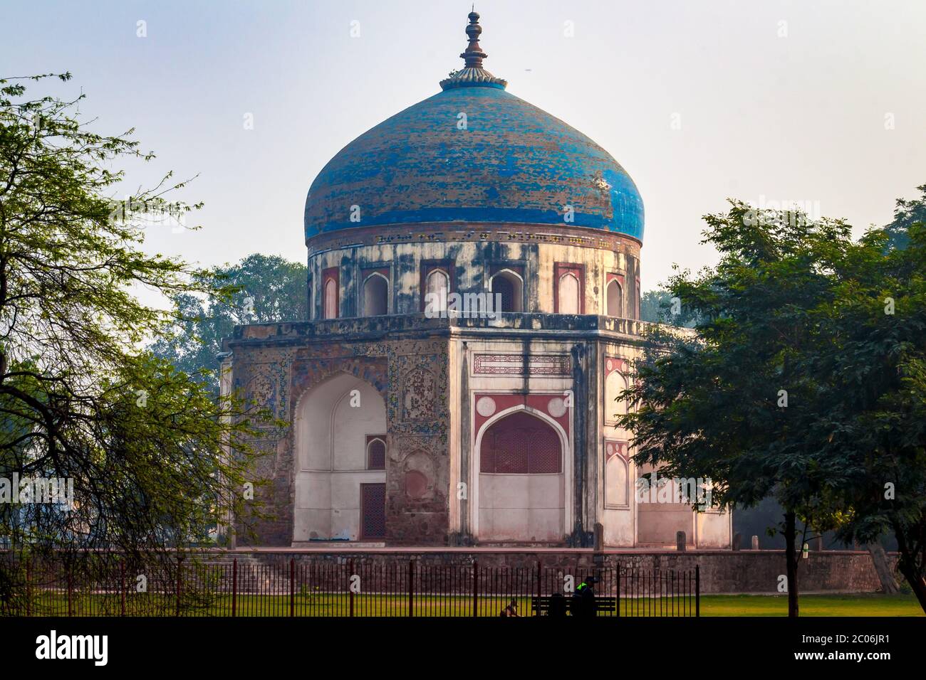 Tombe d'Humayun à New Delhi, Inde - vue majestueuse sur le premier jardin-tombe sur le sous-continent indien. Tombeau est un excellent exemple d'acte persan. Banque D'Images