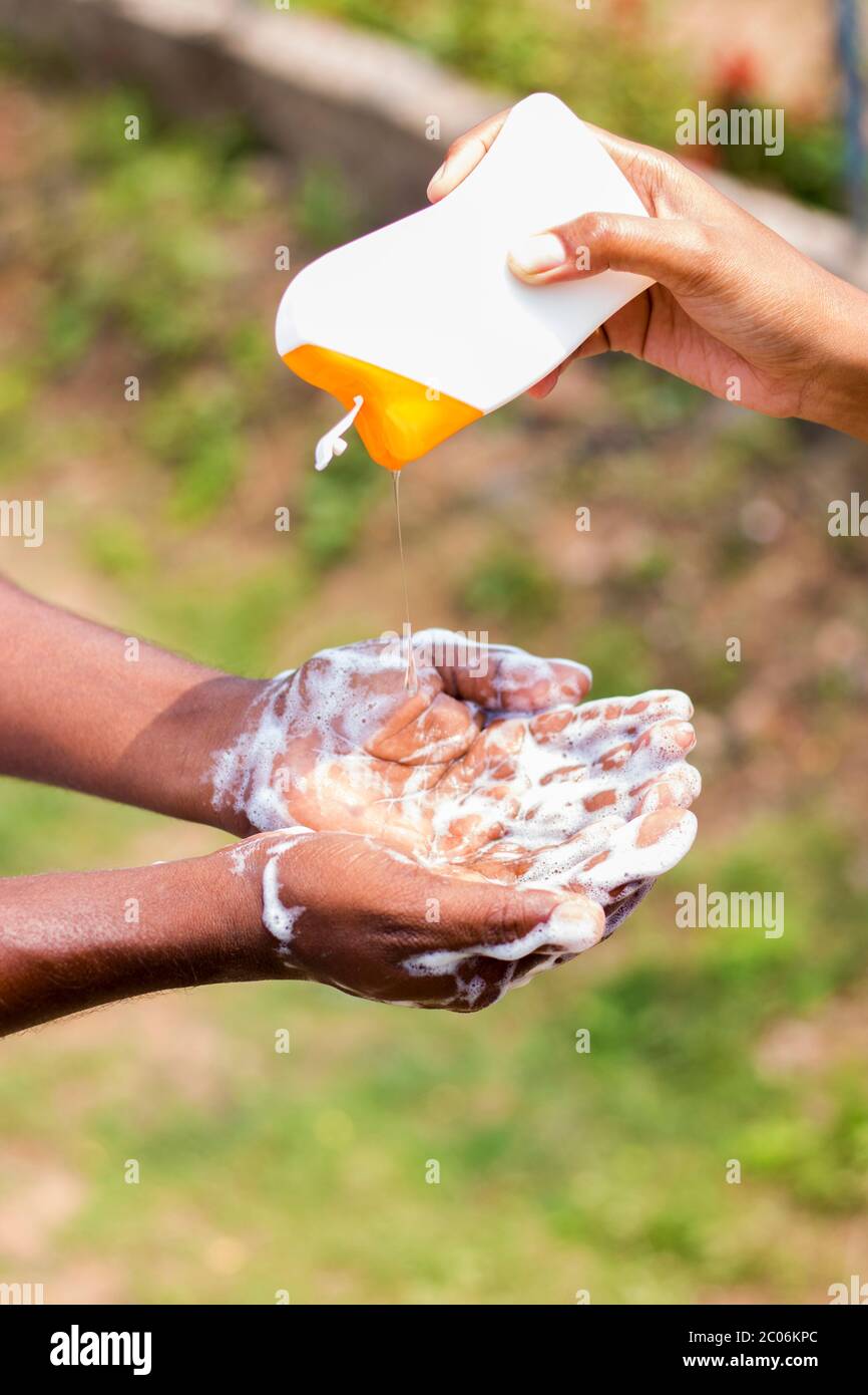 un homme se lavant les mains au savon pour maintenir l'hygiène.restez en bonne santé.évitez les germes et les virus. Banque D'Images