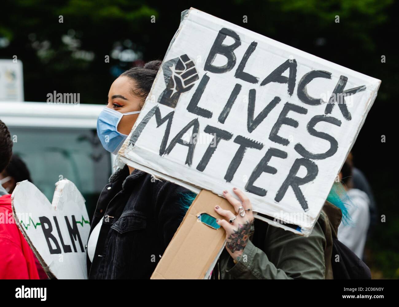 Newport, pays de Galles, Royaume-Uni. 11 juin 2020. Des centaines de personnes se sont jointes aux manifestations à la suite du décès de George Floyd, un homme afro-américain de 46 ans, décédé lors d'une arrestation par la police de Minneapolis pour avoir prétendument utilisé une fausse facture. Sa mort a suscité d'énormes protestations dans le monde contre la discrimination raciale. Credit: Tracey Paddison/Alay Live News Banque D'Images
