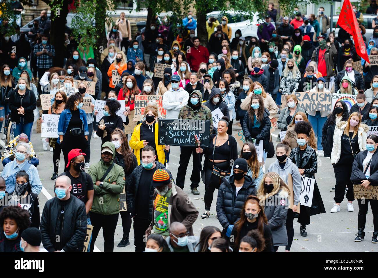 Newport, pays de Galles, Royaume-Uni. 11 juin 2020. Des centaines de personnes se sont jointes aux manifestations à la suite du décès de George Floyd, un homme afro-américain de 46 ans, décédé lors d'une arrestation par la police de Minneapolis pour avoir prétendument utilisé une fausse facture. Sa mort a suscité d'énormes protestations dans le monde contre la discrimination raciale. Credit: Tracey Paddison/Alay Live News Banque D'Images