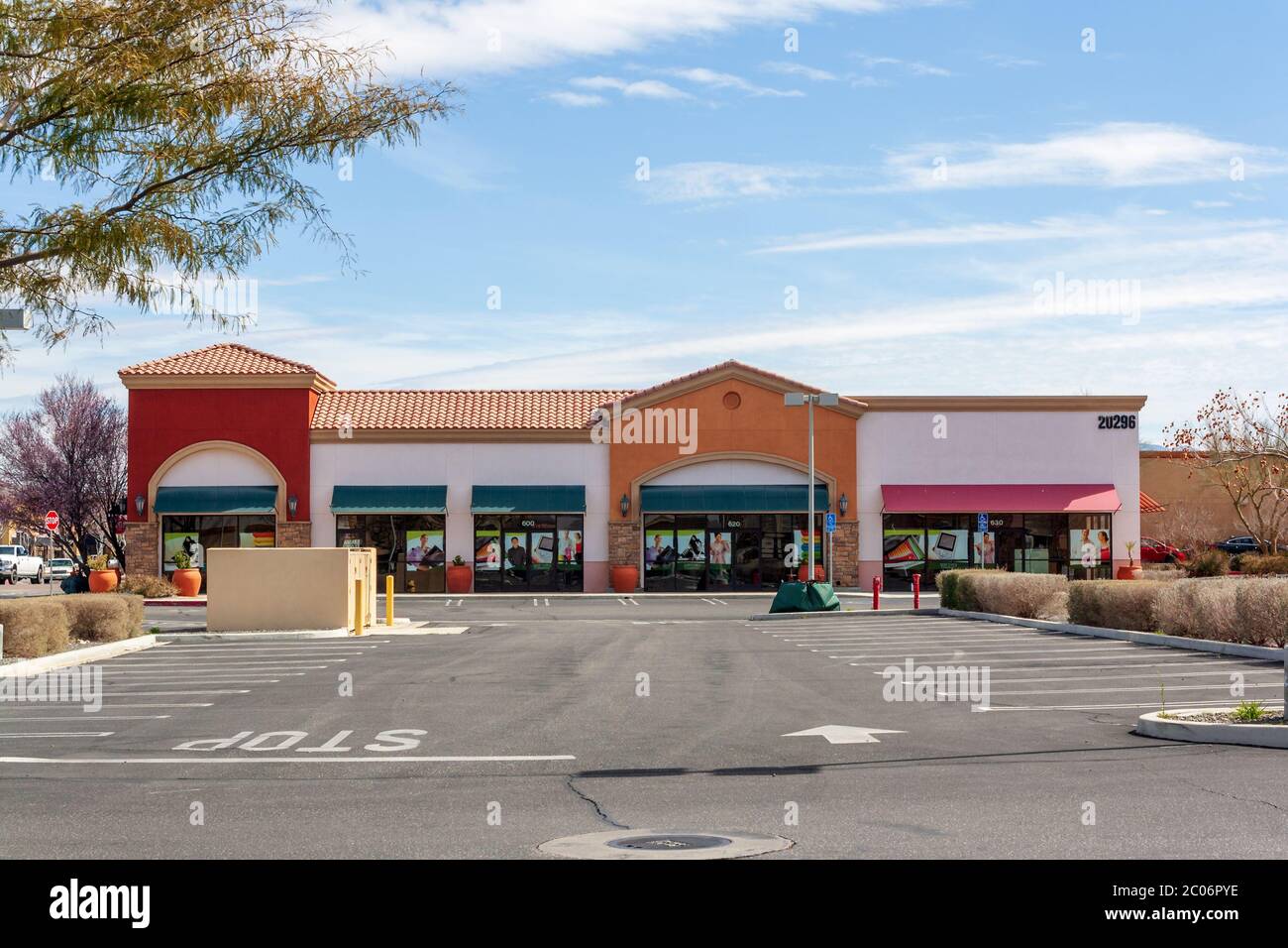 Apple Valley, CA / USA - 9 mars 2019: Un bâtiment de détail moderne inoccupé et vide dans la ville de Mojave Desert d'Apple Valley, Californie. Banque D'Images