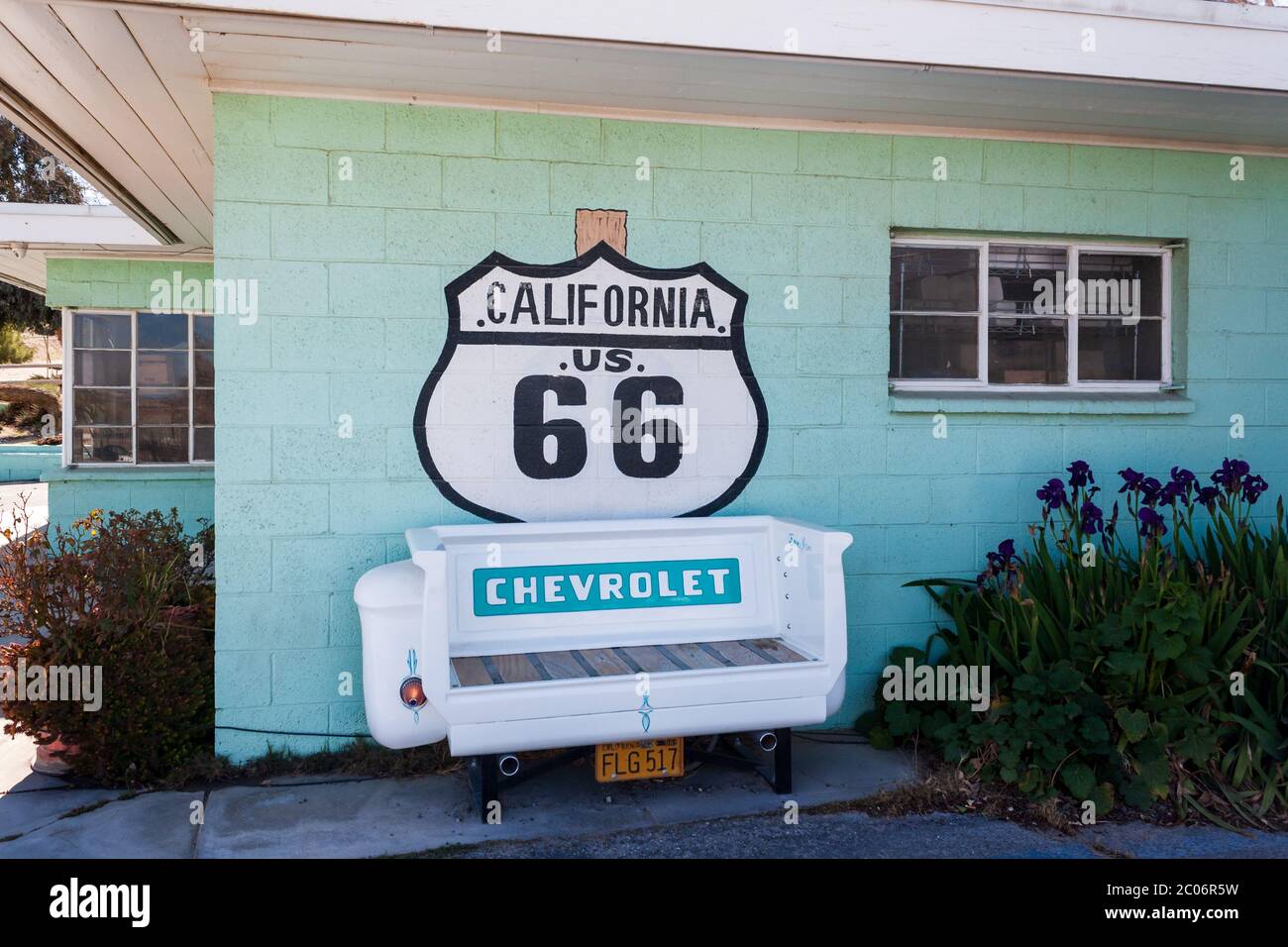 Victorville, CA / États-Unis – 9 mars 2017 : un hayon de camion Chevrolet sert de banc pour le touriste de la route 66 au café-hamburger Emma Jean Holland, à Victor Banque D'Images