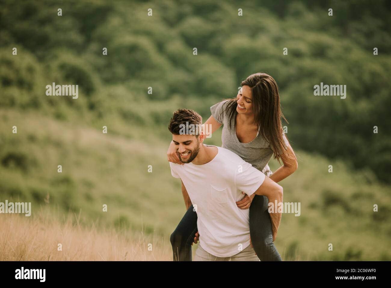 Joli jeune couple amoureux dehors dans la nature de printemps Banque D'Images