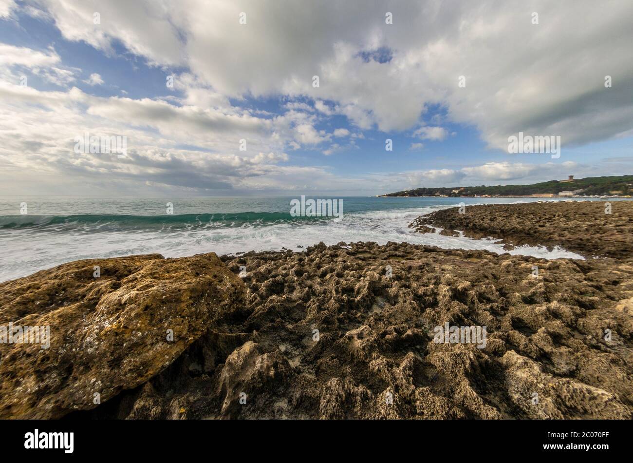 Coucher de soleil sur la mer avec rochers et ciel nuageux Banque D'Images