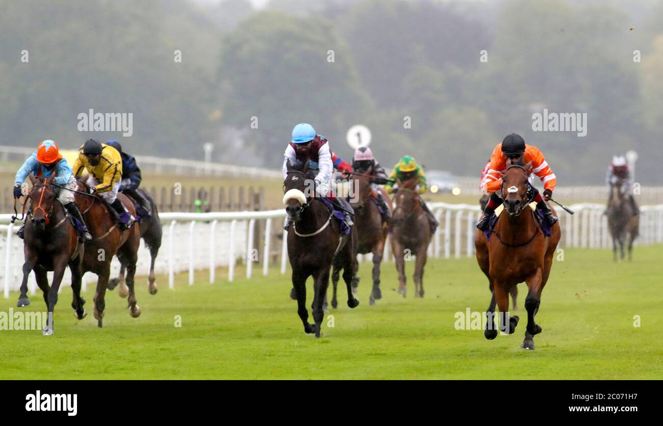 Strawberry Rock, monté par Ben Curtis (à droite), remporte le prix Stay Alert Median Auction Maiden Stakes handicap à l'hippodrome de Beverley. Banque D'Images