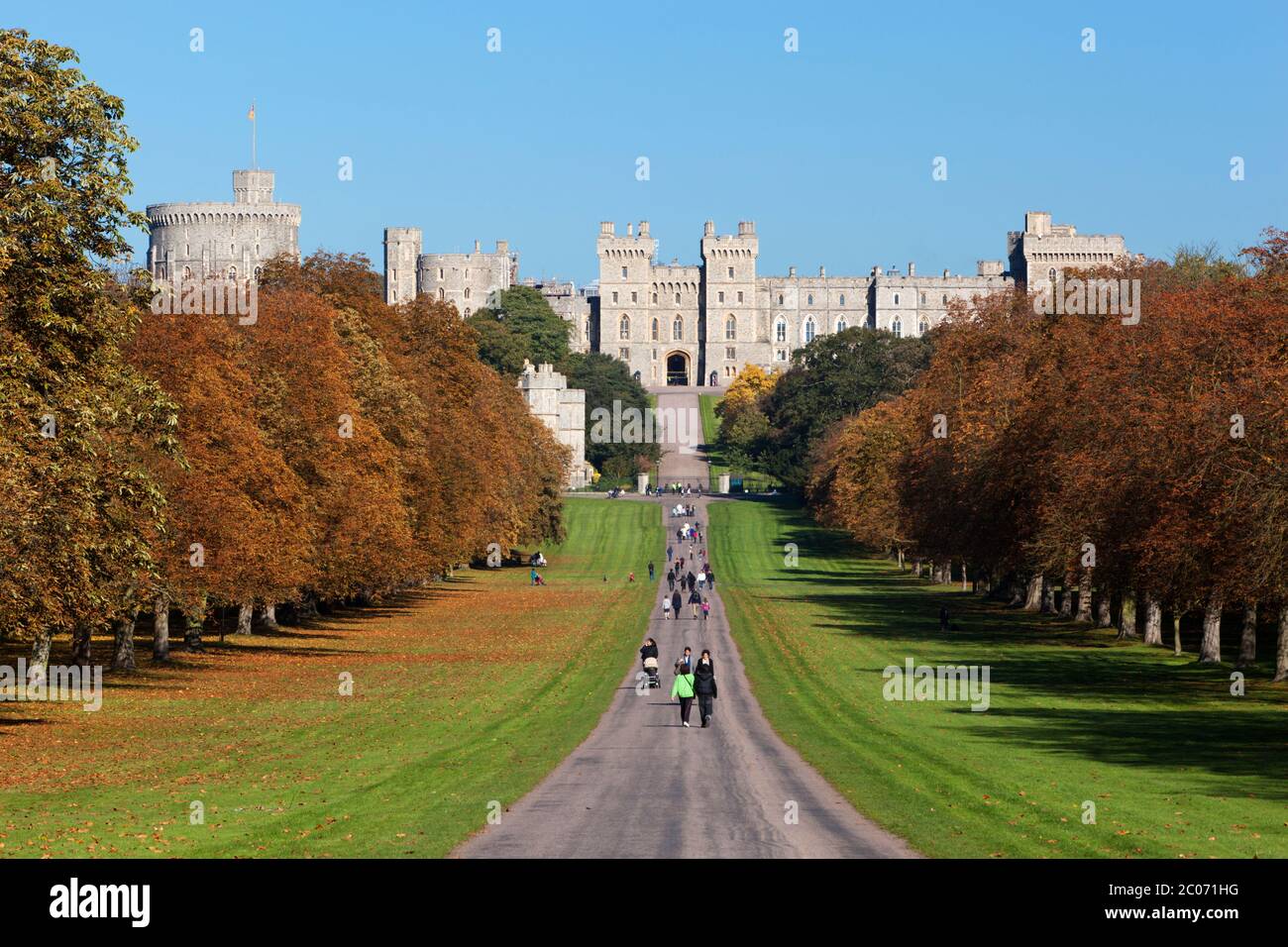 La longue promenade dans Home Park avec le château de Windsor à distance, Windsor, Berkshire, Angleterre, Royaume-Uni Banque D'Images