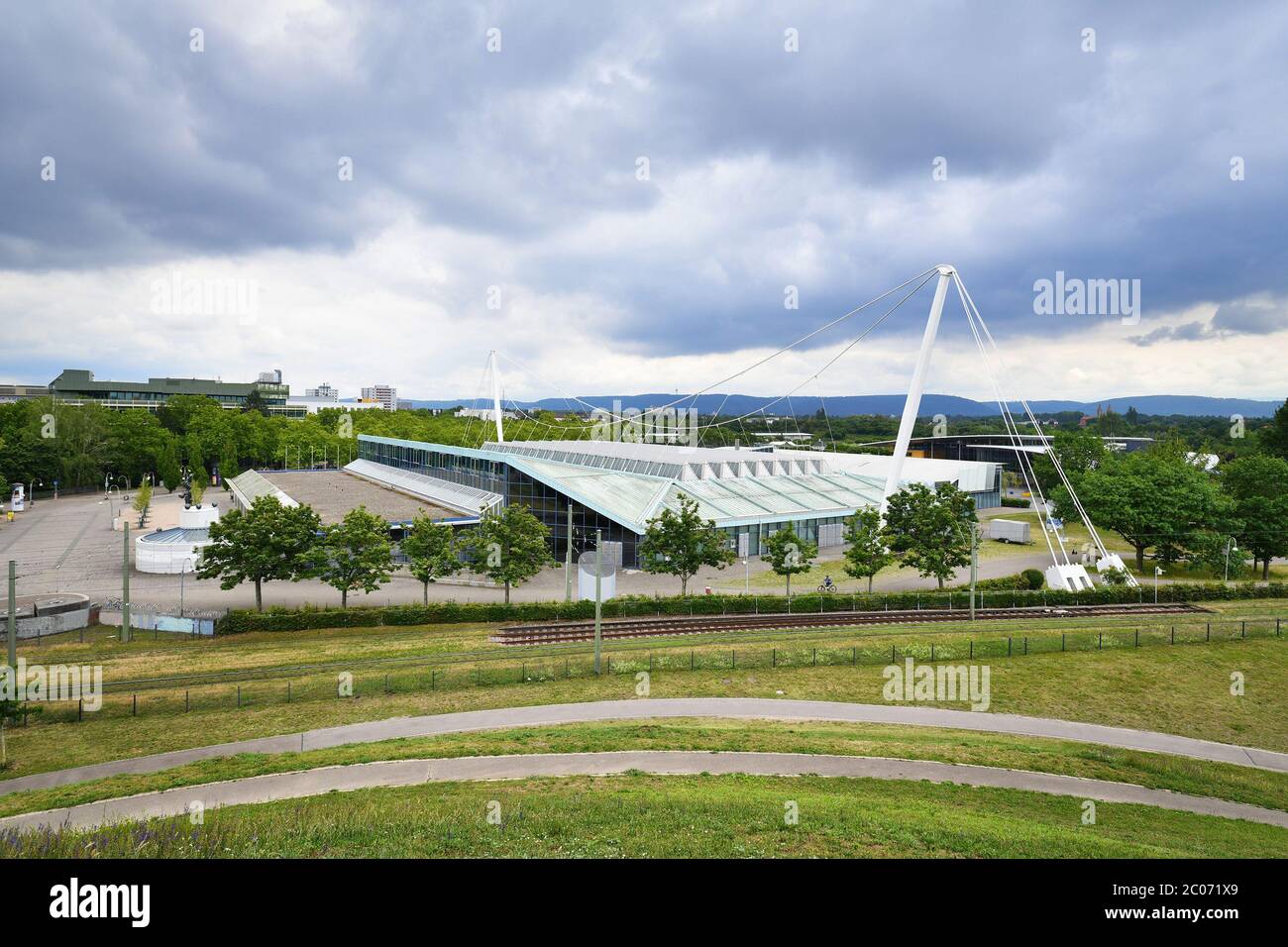 Karlsruhe, Allemagne - juin 2020: Grande salle d'événements appelée Europahalle à Karlsruhe Banque D'Images Karlsruhe, Allemagne - juin 2020: Grande salle d'événements appelée Europahalle à Karlsruhe Banque D'Images