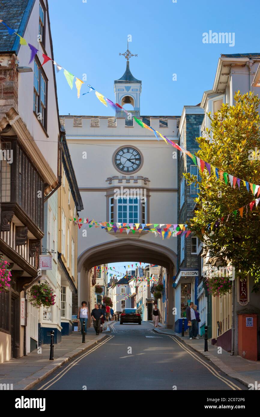 East Gate Arch sur Fore Street, Totnes, Devon, Angleterre, Royaume-Uni Banque D'Images