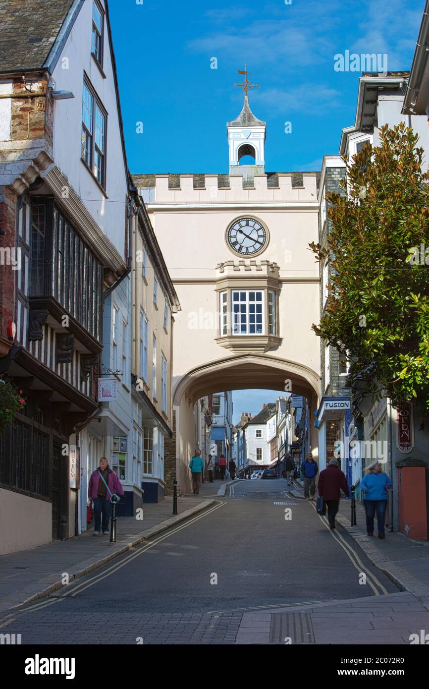 East Gate Arch sur Fore Street, Totnes, Devon, Angleterre, Royaume-Uni Banque D'Images