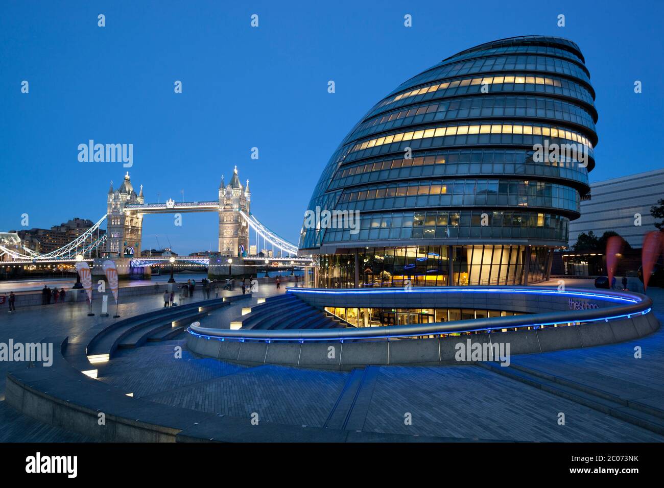 L'Hôtel de ville et le Tower Bridge, London, England, UK Banque D'Images