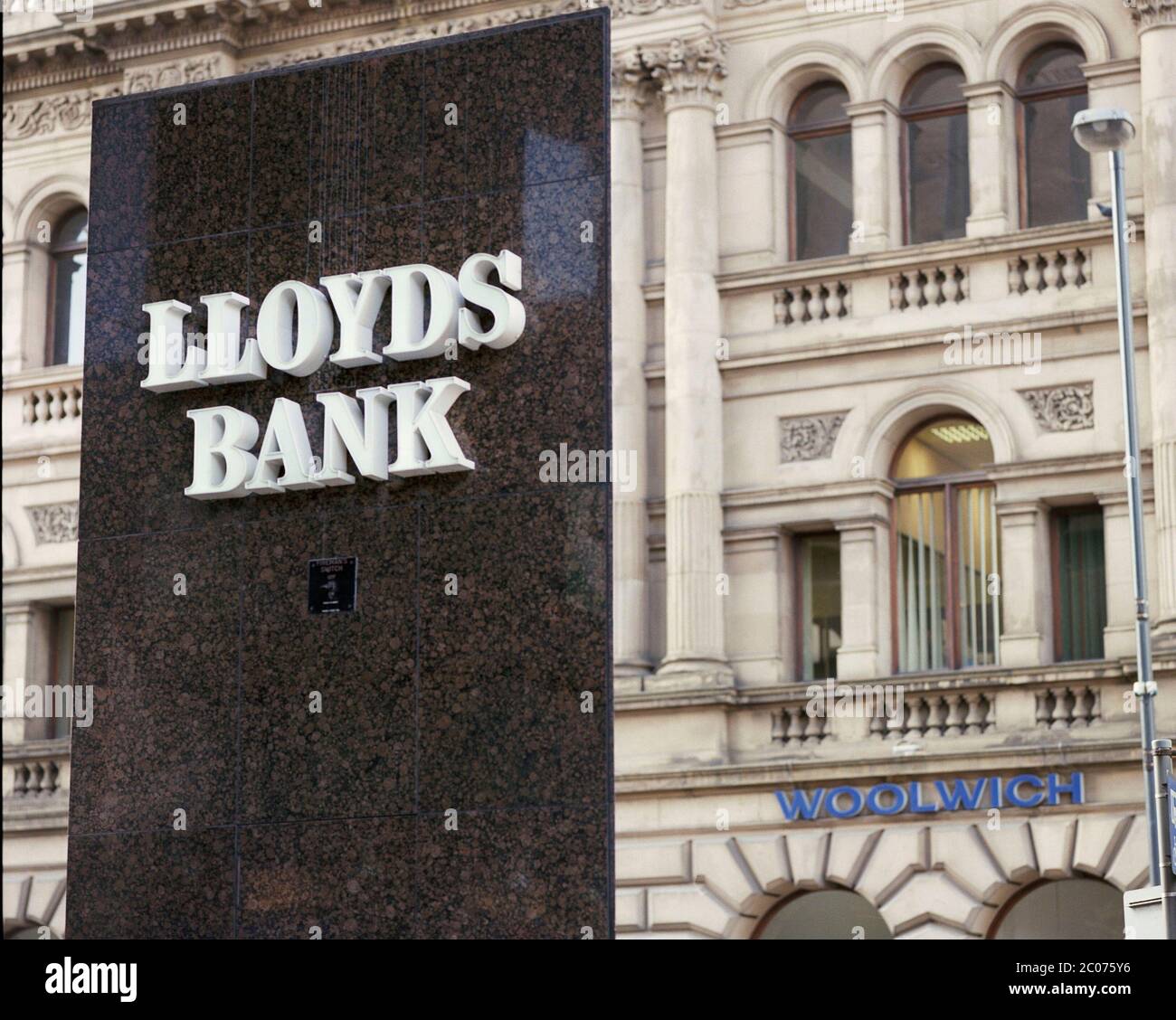 Le quartier bancaire du centre-ville de Leeds est occupé par les employés de bureau, en 1996. West Yorkshire, nord de l'Angleterre, Royaume-Uni Banque D'Images