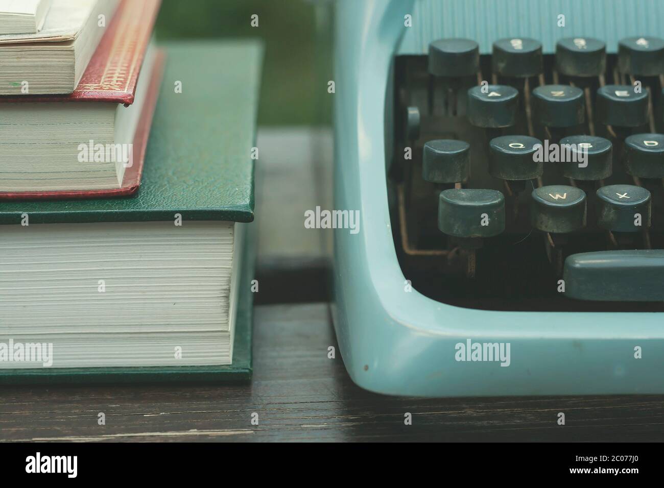 Machine à écrire bleue vintage et livres anciens Banque D'Images