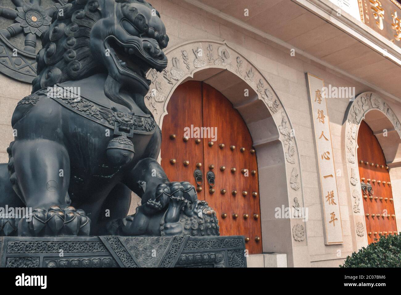 Statue de lion devant le temple Jing an à Shanghai en Chine Banque D'Images