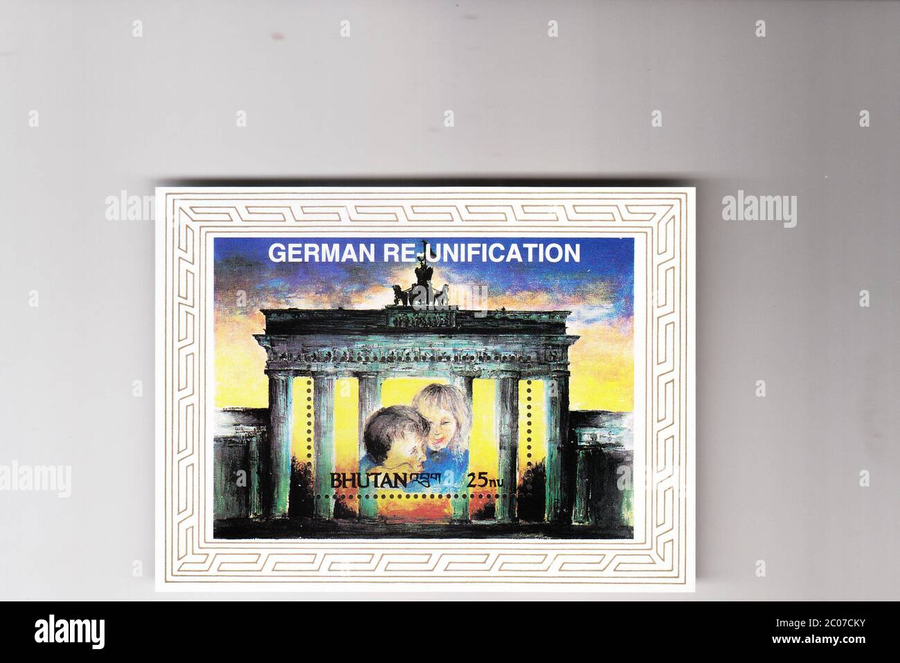 Chittagong, Bangladesh-11 juin : un timbre de la réunification allemande du Bhoutan. Banque D'Images