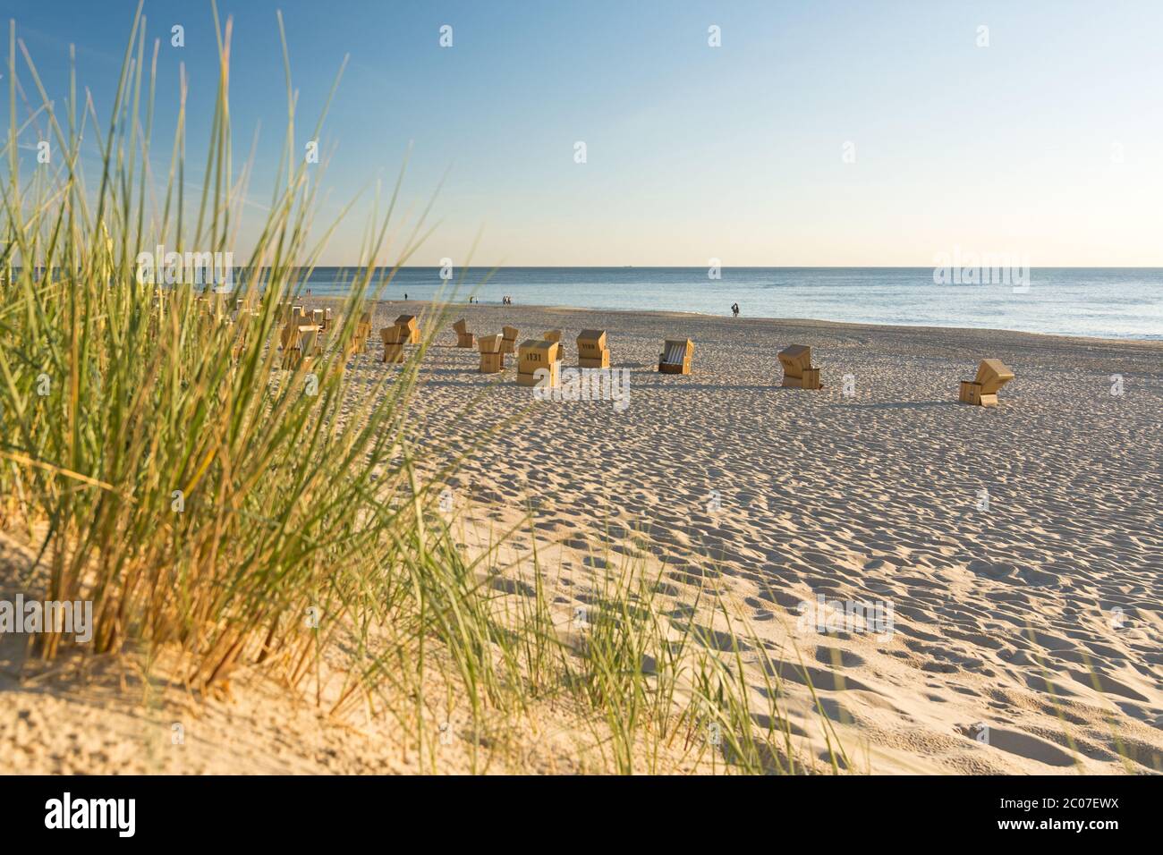 Pelouse de plage à côté d'une belle plage dans le nord de l'Allemagne (Sylt) au coucher du soleil Banque D'Images