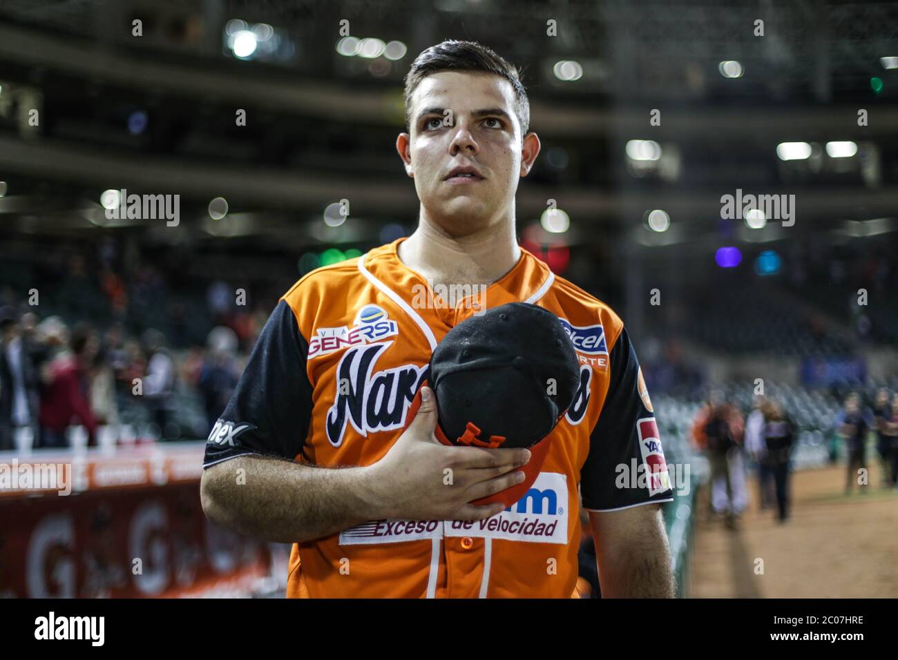 Roberto Ramos en el Himno Nacional, durante 2do. encuentro de la série de beisbol entre Tomateros vs Naranjeros. Seguunda Vuelta de la Temporada 2016 2017 de la Liga Mexicana del Pacifico. (LMP)*****©Foto: LuisGutierrrez/NortePhoto Banque D'Images